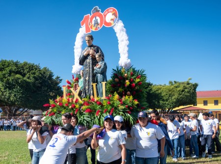 Estudiantes cargan la imagen de Don Bosco durante la procesi&oacute;n solemne por los patios del colegio, en el marco de la fiesta del santo de la juventud. 