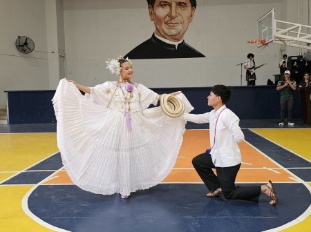 Jóvenes del Instituto Técnico Don Bosco celebran la Semana del Español y la Música, destacando su talento y creatividad artística.