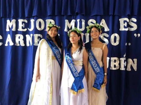 Estudiantes declaman poemas de Rubén Darío durante el concurso de poesía en el Colegio Salesiano Don Bosco de Masaya.