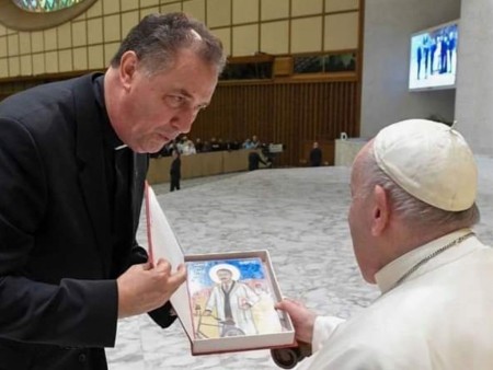 El rector mayor de los Salesianos, entrega al papa Francisco el icono de Zatti.