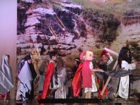 Con estos actos, los niños aprenden de manera lúdica sobre la fe cristiana.