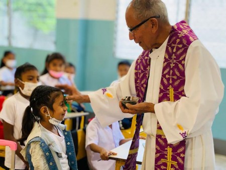 El padre Mario Madrid impuso la ceniza a la comunidad educativa de la Escuela Anexa San Juan Bosco.