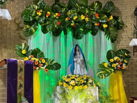 El altar dedicado a la Inmaculada Concepción, cuidadosamente decorado, fue el centro de oración y devoción durante el triduo celebrado en la Parroquia San Benito de Palermo.