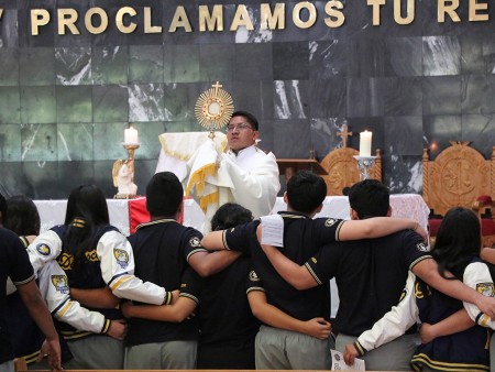 Los estudiantes de Ciudadela confiaron lo que resta del año escolar a Jesús Eucaristía.