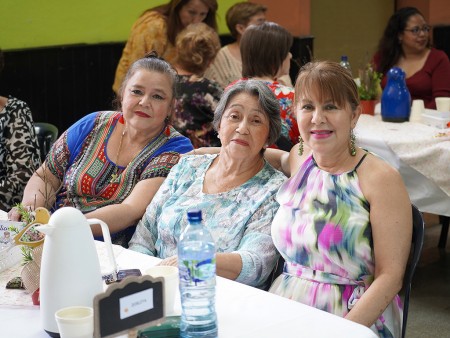  La Comunidad de oración Fuente de Vida organizó este evento tan significativo para las madres de la Parroquia El Espíritu Santo.