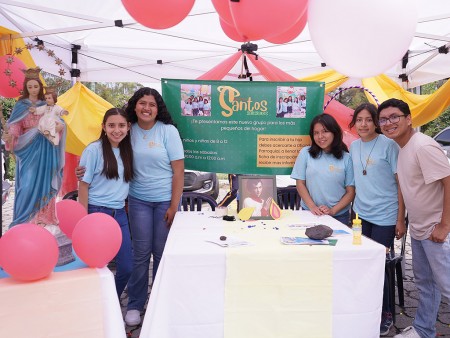 La Feria de mi Parroquia 2024 fue una celebración vibrante y llena de fe, reflejando el compromiso y la alegría de la comunidad parroquial en su misión evangelizadora.