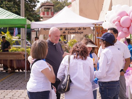 El padre Walter Jara pudo concoer a varios feligreses en la "Feria de mi Parroquia".