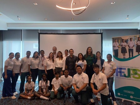 Estudiantes del Instituto T&eacute;cnico Don Bosco junto a personalidades de la fundaci&oacute;n Juan Pablo II benefactor de becas educativas. 