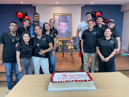 Celebrar el cumpleaños de Don Bosco es una oportunidad para fortalecer la identidad salesiana, inspirando a los jóvenes a vivir con entusiasmo, servicio y alegría, siguiendo su ejemplo.