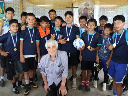 Niños y jóvenes de San Benito celebraron con alegría los 210 años del nacimiento de Don Bosco, junto a Monseñor Mario Fiandri, SDB, quien acompañó la premiación del torneo de fútbol.