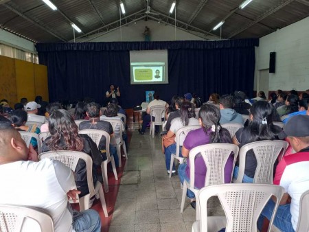 Padres de familia participan atentamente en la primera escuela para padres en el Centro Escolar Miguel Magone, donde se destacó el carisma de Don Bosco y la importancia del Sistema Preventivo.