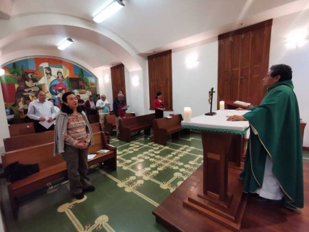 Los participantes del Ejercicio de la Buena Muerte se reúnen en la Capilla Pinardi para celebrar la Eucaristía, fortaleciendo su vida espiritual y comunidad de fe.