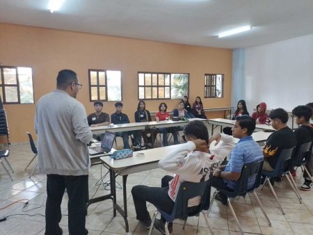 Jóvenes voluntarios participan en la capacitación de Matemáticas, reforzando sus conocimientos y metodologías para brindar un mejor apoyo a los estudiantes en los Centros de Alcance Juvenil.