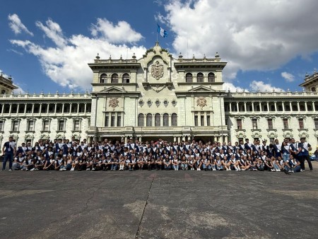 La banda de CEDES Don Bosco y su delegación frente al Palacio Nacional de Guatemala durante su gira del 26 de enero al 3 de febrero de 2025. La visita incluyó presentaciones musicales, encuentros con la comunidad salesiana y momentos de turismo cultural.