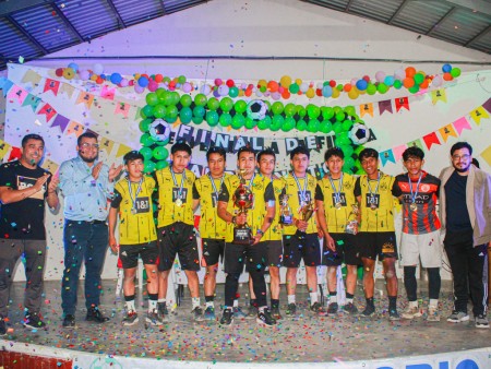 La entrega de trofeos fue un momento de gran alegría y satisfacción para los jóvenes, quienes se sintieron orgullosos de haber participado en la competencia.