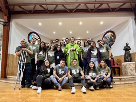 Los 17 jóvenes del grupo JUS vivieron un retiro transformador, donde reafirmaron su llamado a ser sal y luz del mundo, acompañados por salesianos que iluminaron su camino con esperanza y fraternidad.