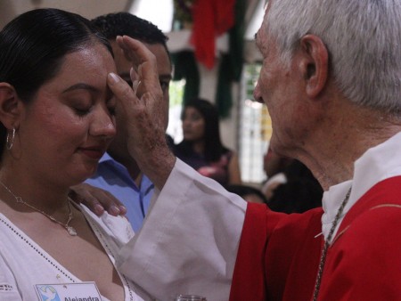 Con gran fervor, jóvenes y adultos de la parroquia San Benito de Palermo recibieron el sacramento de la Confirmación en una solemne Eucaristía presidida por Monseñor Mario Fiandri, SDB.