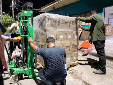 Miembros de la comunidad parroquial colaboran con alegría en la descarga del contenedor donado por Salesian Mission, un gesto de solidaridad que fortalece la atención a niños, jóvenes y familias vulnerables en Comayagüela y comunidades vecinas.
