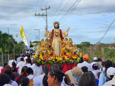 Feligreses del Decanato Inmaculada Concepción de María, junto a la Parroquia María Auxiliadora, vivieron con devoción la Solemnidad de Corpus Christi, recorriendo en procesión la carretera CA-5 como expresión pública de fe en Jesús Eucaristía.