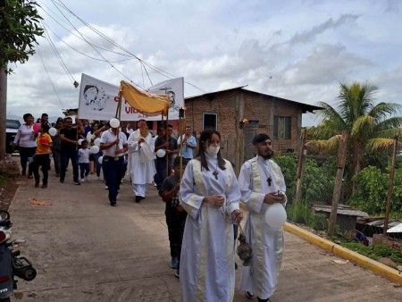 Con cantos, oraciones y profunda devoción, los feligreses de la Parroquia María Auxiliadora recorrieron en procesión las calles de Comayagüela, manifestando públicamente su fe en Jesús Sacramentado durante la solemnidad de Corpus Christi.