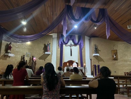 Comunidad de Petén en profunda adoración durante “24 horas para Jesús”.