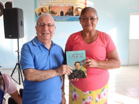 El padre Miguel Giorgio, SDB, entrega las Memorias del Oratorio a los participantes como un recordatorio de la espiritualidad salesiana durante el retiro cuaresmal.