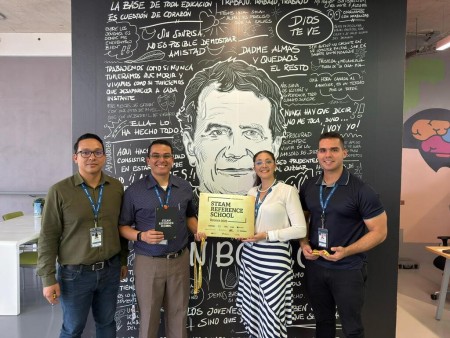 El padre Ramiro Aguirre, SDB, rector de CEDES Don Bosco, acompa&ntilde;ado por algunos de los docentes reconocidos como facilitadores STEAM, tras recibir la distinci&oacute;n internacional como &ldquo;STEAM Reference School&rdquo; por parte de EDELVIVES Costa Rica.