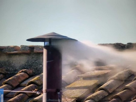 La tradicional chimenea de la Capilla Sixtina emite el esperado humo blanco, signo de que la Iglesia tiene un nuevo Papa, elegido por los 133 cardenales reunidos en Cónclave. Imagen captura de pantalla. 