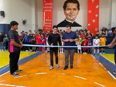 El padre José Manuel Solano, SDB, rector del ITDB, inaugura oficialmente los Juegos Intramuros 2025 con el corte de cinta, dando inicio a una fiesta deportiva dedicada al espíritu misionero salesiano.
