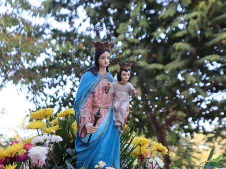 Feligreses del Barrio Las Flores acompañan con devoción la imagen de María Auxiliadora por las calles del sector.