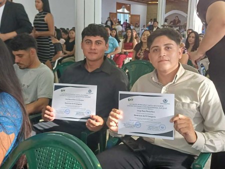 Graduados de los cursos de Electricista de Cuarta Categoría del CFP San José celebran la culminación de su formación técnica en Texistepeque y Metapán, fruto del compromiso salesiano con la educación y el desarrollo local.