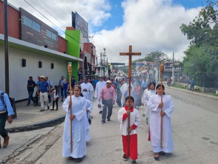 Fieles Q’eqchi’ participan en la peregrinación hacia la Catedral de Ciudad Flores, celebrando su Jubileo con cantos, oraciones y símbolos de su identidad cultural.