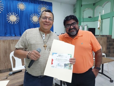 Durante la celebración del 25 aniversario de la Quecada en Managua, se entregaron reconocimientos a coordinadores y colaboradores, entre ellos al señor Walter Gutiérrez, nombrado Coordinador General por su perseverancia y servicio.