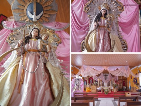 La imagen de Nuestra Señora del Rosario, engalanada con vestiduras rosadas y doradas, preside la celebración mariana en la Parroquia El Espíritu Santo.