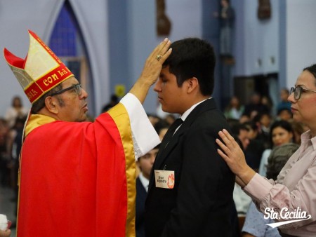 La Confirmación es el sacramento que expresa el compromiso radical de vivir la fe cristiana en el diario vivir dejándose guiar por el Espíritu Santo.