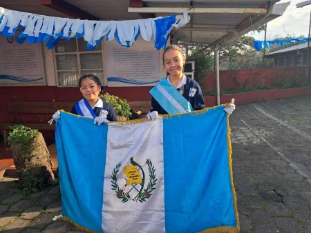 Estudiantes del Centro Escolar Miguel Magone participaron con entusiasmo en el acto cívico que dio inicio a las celebraciones del mes patrio en honor a Guatemala.