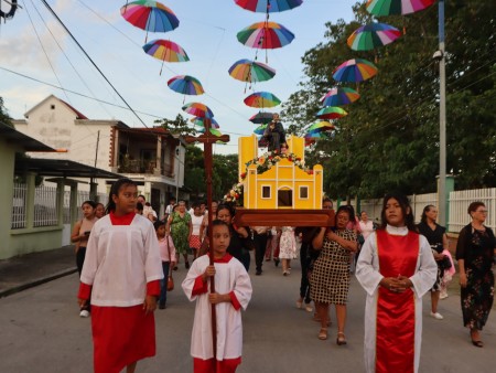 Fieles de la Colonia Itzá acompañaron con devoción la procesión en honor a San Vicente de Paúl, su santo patrono.