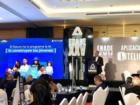 El padre Pierre M. Vitelli durante su ponencia en el ENADE 2026, destac&oacute; el papel de los j&oacute;venes como protagonistas en la construcci&oacute;n del futuro y la importancia de una educaci&oacute;n centrada en el pensamiento cr&iacute;tico y la innovaci&oacute;n.