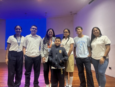 La ingeniera aeroespacial Patty Ortiz comparte con j&oacute;venes de FUSALMO, motiv&aacute;ndolos a so&ntilde;ar en grande y a explorar oportunidades en el campo de la ciencia y la tecnolog&iacute;a.
