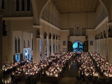 Fieles de la parroquia Mar&iacute;a Auxiliadora Don R&uacute;a participaron con fe y recogimiento en las celebraciones del Triduo Pascual, culminando con la solemne Vigilia Pascual.