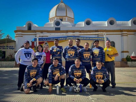 Integrantes de &ldquo;Los Pumas&rdquo;, equipo de docentes y colaboradores, celebran su pase a la gran final.