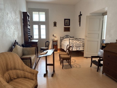 Una tumba y una cama vac&iacute;a