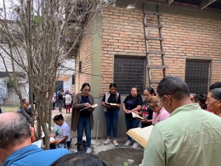 Fieles de la Parroquia Mar&iacute;a Auxiliadora durante el retiro cuaresmal realizado en Comayag&uuml;ela, un espacio de oraci&oacute;n y reflexi&oacute;n para prepararse espiritualmente durante el tiempo de Cuaresma.