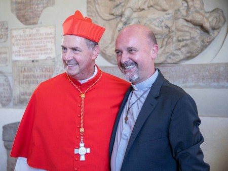 El Cardenal Ángel Fernández junto al padre Stefano Martoglio, quien asumió la misión de Rector Mayor hasta febrero de 2025, acompañando a la Congregación Salesiana hacia el próximo Capítulo General.