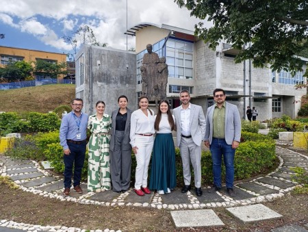Representantes de Schneider Electric y CEDES Don Bosco posan en las instalaciones de la institución, celebrando el fortalecimiento de su alianza para el desarrollo educativo y la formación técnica de excelencia.
