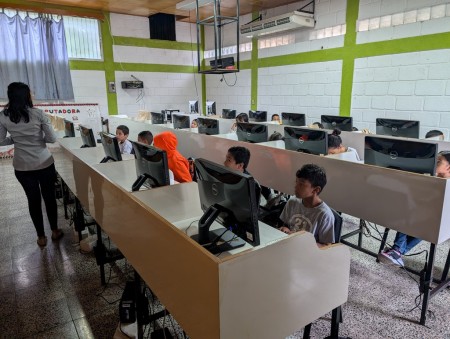 Estudiantes participan en una sesión formativa del proyecto educativo en el Centro Juvenil padre Agustín Vásquez, donde reciben aprendizaje en valores, tecnología y desarrollo personal.