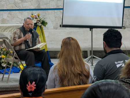 El padre Pedro Medrano, SDB, comparte sus conocimientos durante el Curso de Biblia en la Sede Parroquial.