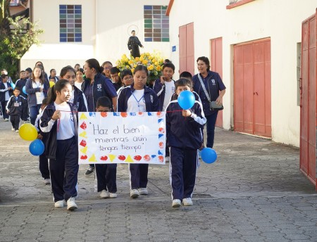 Con cantos, globos y vítores, los estudiantes del Centro Escolar Miguel Magone llevaron en procesión la imagen de Don Bosco, expresando su alegría y devoción durante la celebración en su honor.