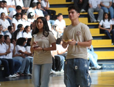  Estudiantes del Instituto T&eacute;cnico Don Bosco participan con recogimiento en la Eucarist&iacute;a pascual, inicio de una jornada que fortaleci&oacute; la fe y el sentido comunitario en la celebraci&oacute;n de la Pascua Juvenil.