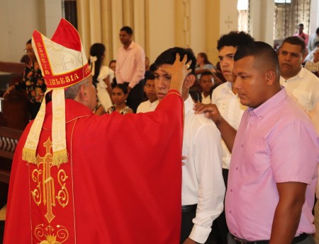 En Basílica Don Bosco 36 personas recibieron el sacramento de la Confirmación en vísperas de la solemnidad de Pentecostés.